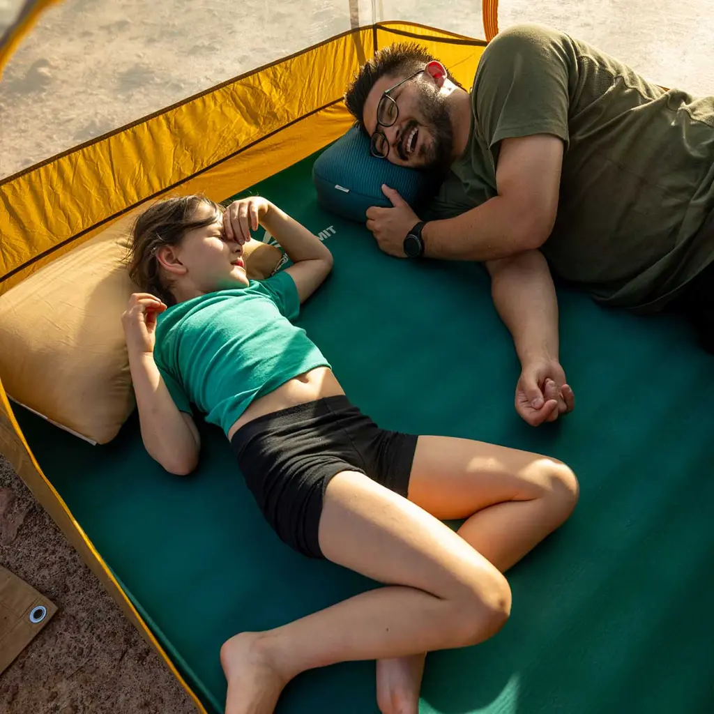 sea-to-summit-comfort-deluxe-si-mat-additional-lifestyle.webp