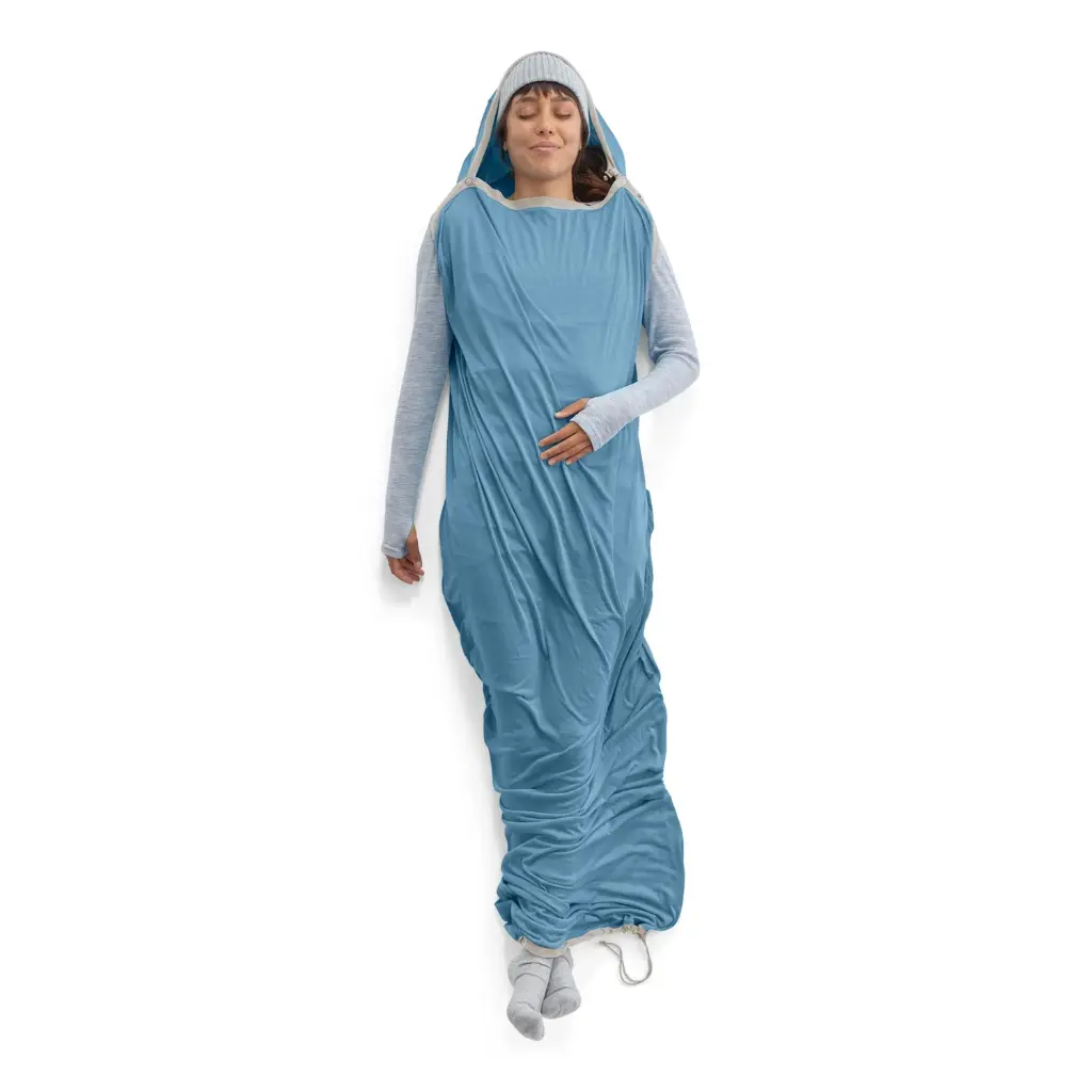 056301_BreezeSleepingBagLiner_Short-Mummy_CendreBlue_MODEL_2_1500.webp
