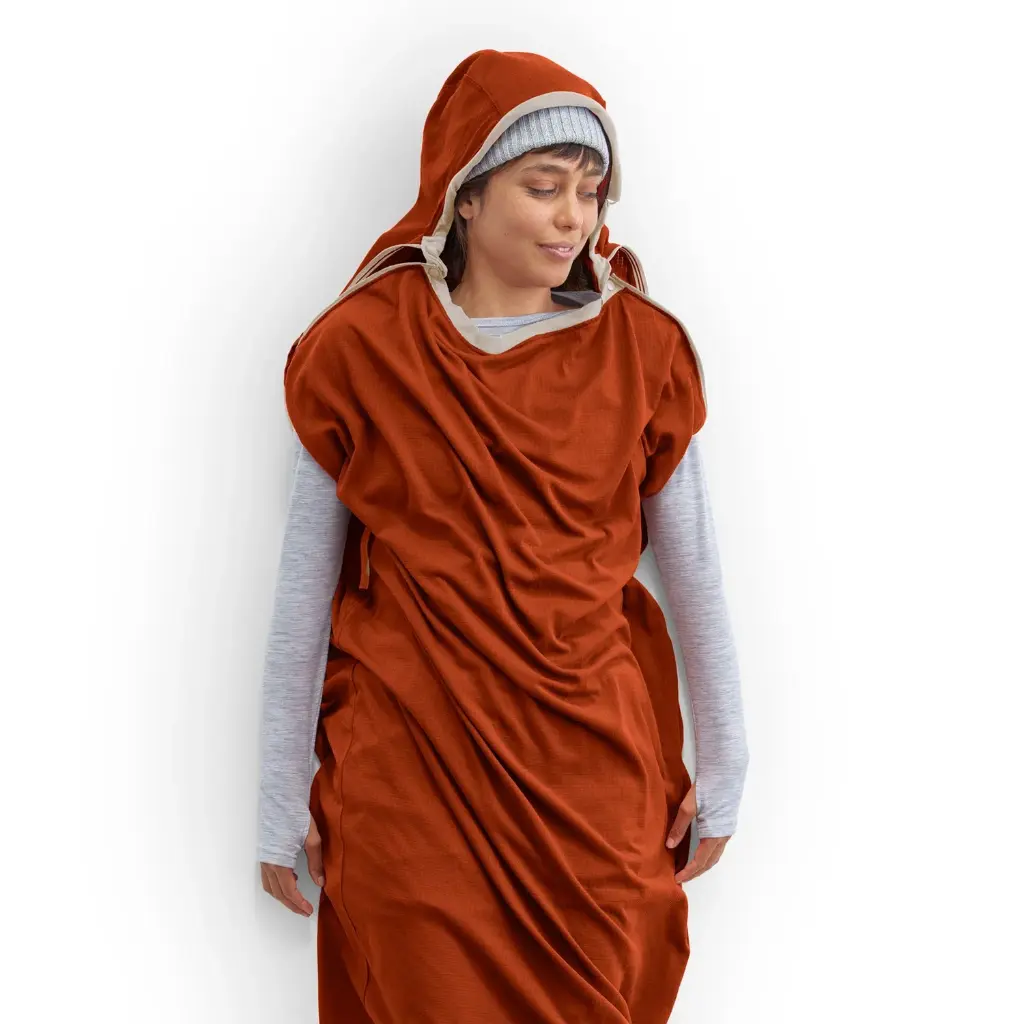 053403_ReactorFleeceweightSleepingBagLiner_Long-Mummy_Picante_MODEL_2_1500.webp
